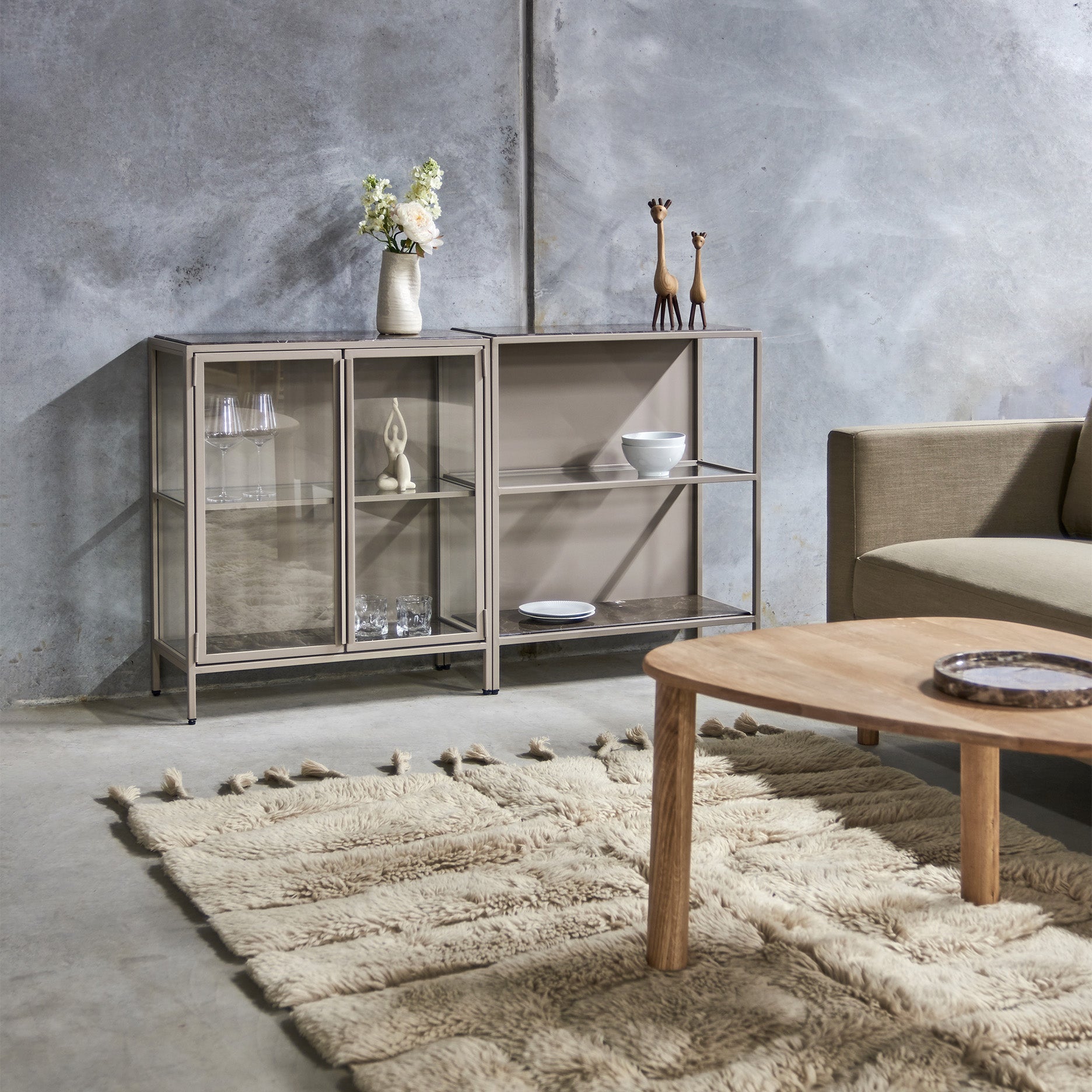 Mason II Vitrinenschrank – hellbraunes Metall